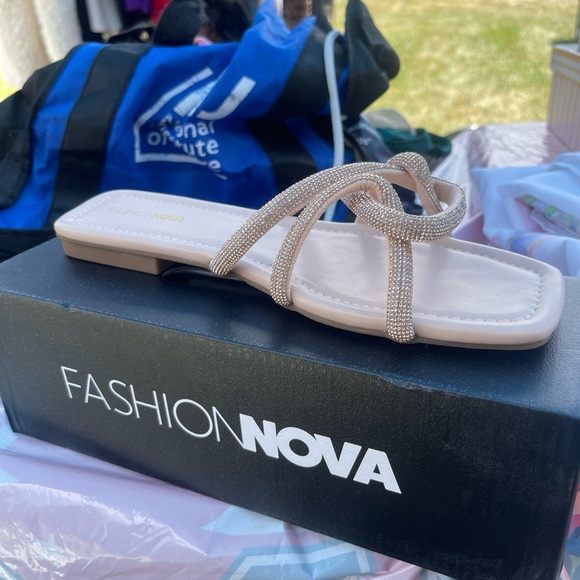 Fashion Nova Slides - Picture 1 of 2
